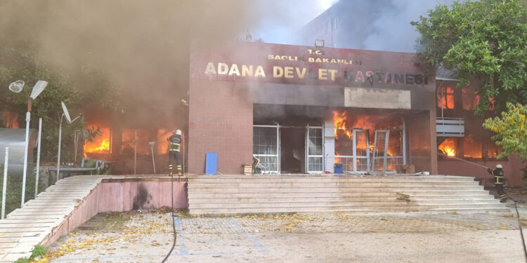 Eski Adana Devlet Hastanesi'nin deposunda yangın