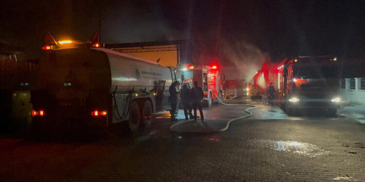 Eskişehir'de geri dönüşüm tesisinde çıkan yangın korkuttu