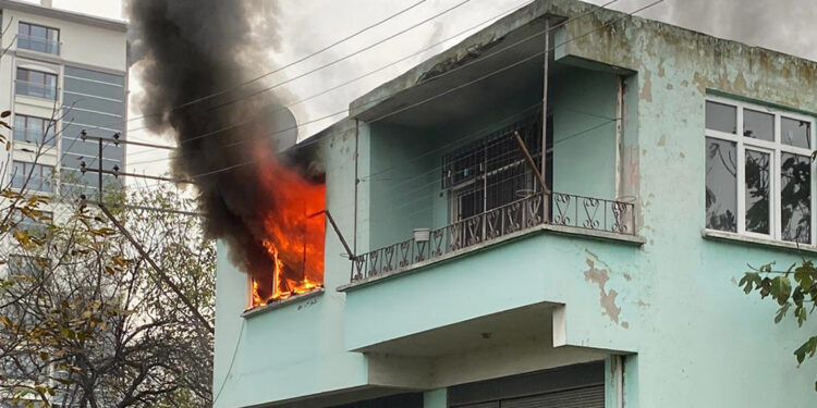Evde elektrikli battaniyeden yangın çıktı