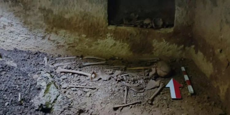 Evin bahçesinde roma dönemine ait tek oda mezar bulundu