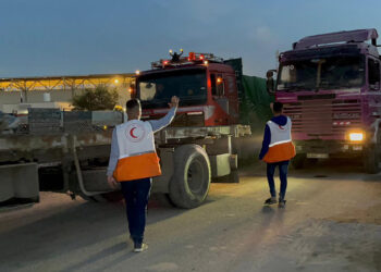 Filistin Kızılayı, insani yardım yüklü 100 kamyonu teslim aldı