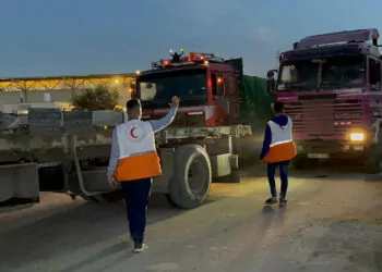 Filistin kızılayı, insani yardım yüklü 100 kamyonu teslim aldı