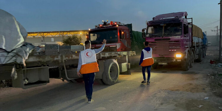 Filistin Kızılayı, insani yardım yüklü 100 kamyonu teslim aldı