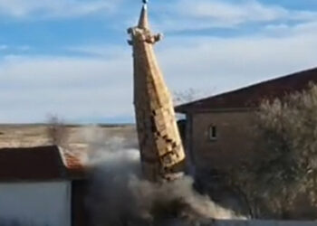 Fırtınada hasar gören caminin minaresi yıkıldı