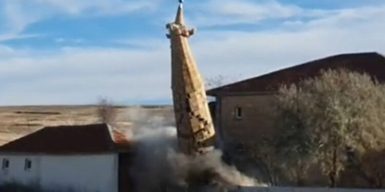Fırtınada hasar gören caminin minaresi yıkıldı