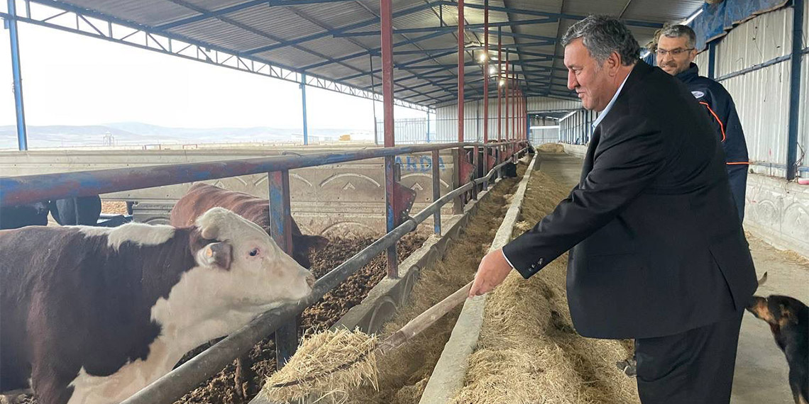 CHP Milletvekili Ömer Fethi Gürer, ahır gezdi, üreticilerin sorunlarını dinledi. Gürer, "Milyon dolarlar hayvan ve et ithalatına gitti ama fiyatlar düşmedi. Et ve sütte tehlike çanları çalıyor" dedi.