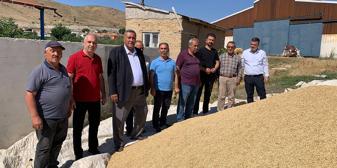 CHP Milletvekili Ömer Fethi Gürer, 2023 yılını tarım yönünden değerlendirdi… Gürer, “TÜİK’e göre bitkisel üretim arttı. Rafta fiyatlar ve ithalat ise katladı. Üreten ve tüketene zor, aracı ve ithalatçıya göre iyi bir yıl geçti" dedi.