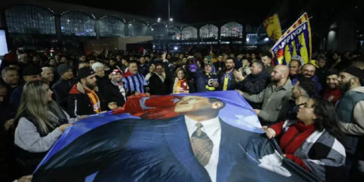 Galatasaray kafilesine i̇stanbul'da coşkulu karşılama