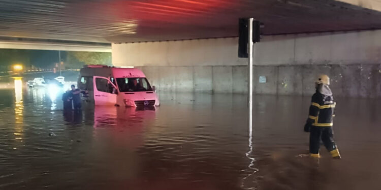 Gaziantep'te sağanak; cadde ve sokaklar suyla doldu