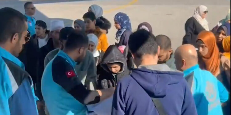 Gazzeli 102 hasta ile 105 refakatçi Ankara'ya getiriliyor