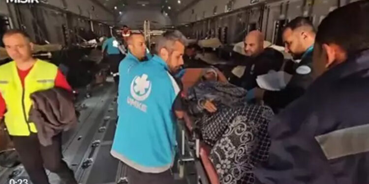 Gazzeli 68 hasta ve 61 refakatçi Ankara'ya getiriliyor