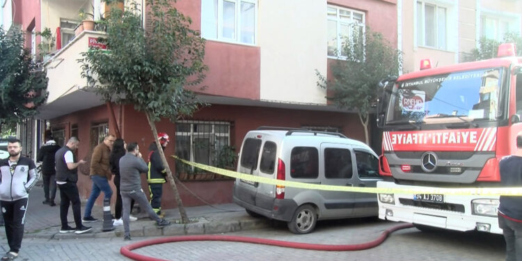 Güngören'de kumaş deposunda yangın