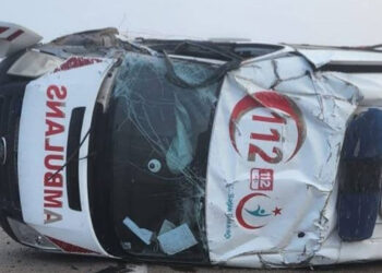 Hafif ticari araç ile ambulans çarpıştı; 6 yaralı