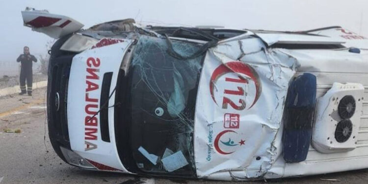 Hafif ticari araç ile ambulans çarpıştı; 6 yaralı