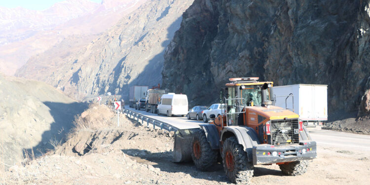 Hakkari-Van kara yolu kontrollü ulaşıma açıldı