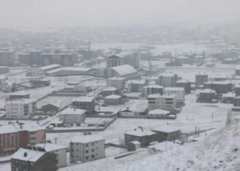 Hakkari'de 22 yerleşim yerinin yolu kardan kapandı