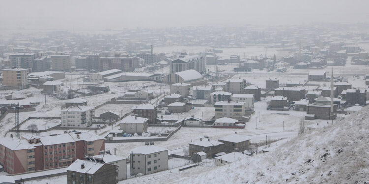 Hakkari'de 22 yerleşim yerinin yolu kardan kapandı