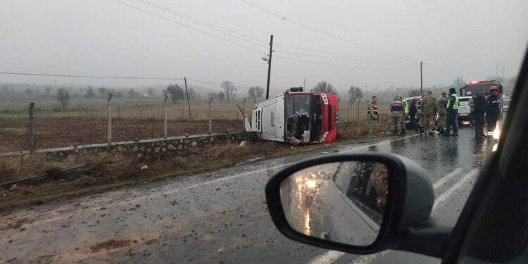 Halk otobüsü şarampole devrildi; 3 yolcu yaralı