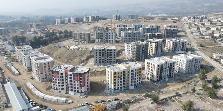 Hatay'da ay sonuna kadar 6 bin 979 evi teslim edeceğiz
