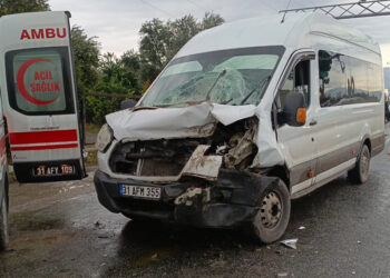 Hatay'da işçi servisi hafriyat kamyonuna çarptı; 16 yaralı