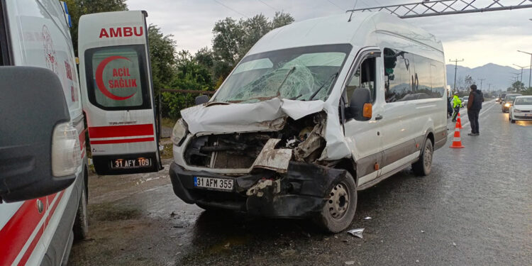 Hatay'da işçi servisi hafriyat kamyonuna çarptı; 16 yaralı