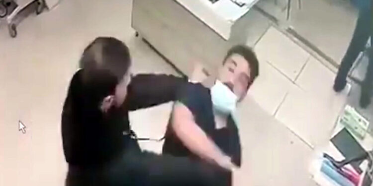 Hemşireye yumruk attı; saldırı anı kamerada