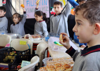 İlkokul öğrencileri Filistin için okula pazar kurdu
