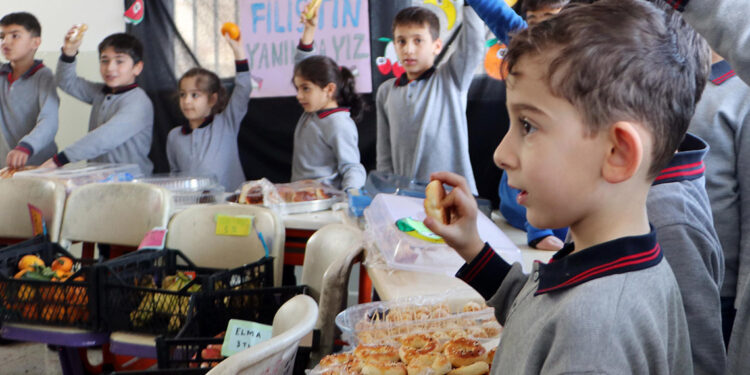 İlkokul öğrencileri Filistin için okula pazar kurdu