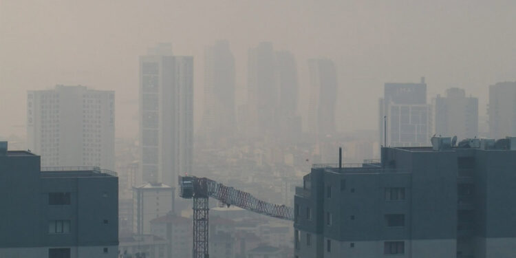 İstanbul Anadolu Yakası'nda sis etkili oldu