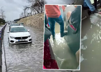 İstanbul'da sağanak; Florya Caddesi göle döndü
