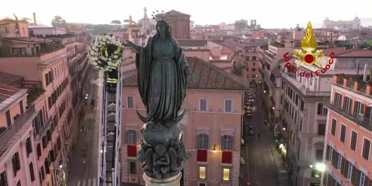 İtalya itfaiyesinden geleneksel madonna heykeli tırmanışı