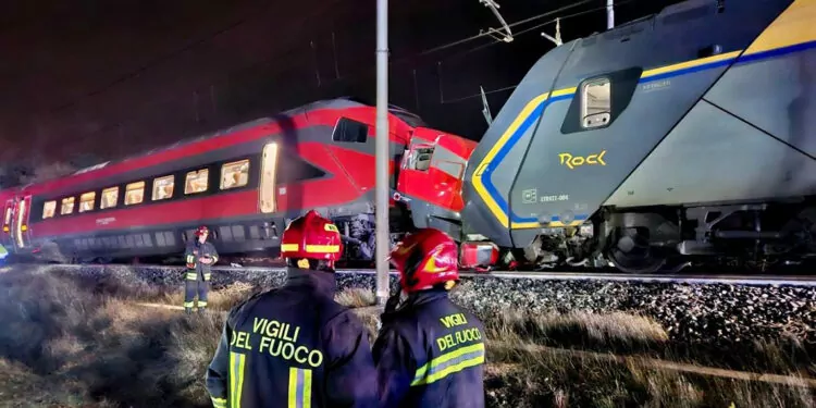 İtalya'da yolcu trenleri çarpıştı: 17 yaralı