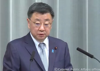 Japonya'da üç bakan ve kabine sözcüsü istifa etti
