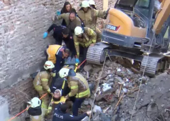 Kadıköy'de yıkım sırasında işçi molozların altında kaldı