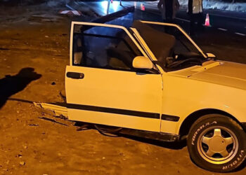 Kamyonetle çarpışan otomobil ikiye bölündü; 5 yaralı