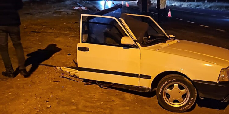 Kamyonetle çarpışan otomobil ikiye bölündü; 5 yaralı