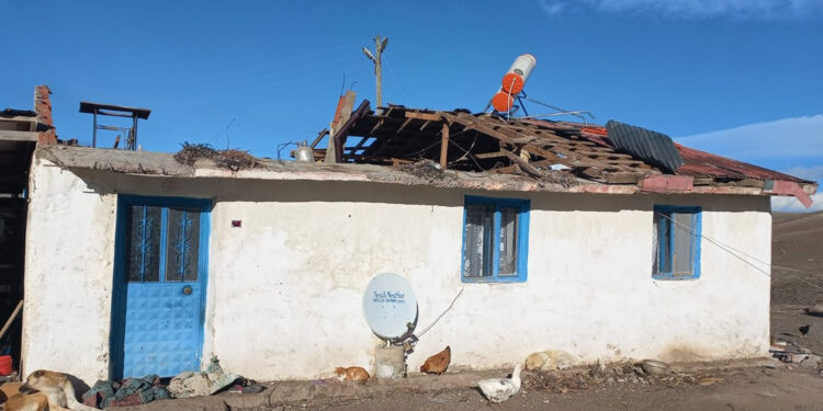 Kars'ta kuvvetli rüzgar, çatıları uçurdu