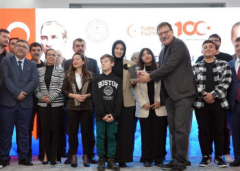 Kısa film yarışmasında dereceye girenlere plaket verildi