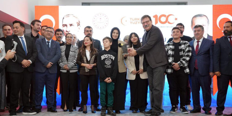 Kısa film yarışmasında dereceye girenlere plaket verildi