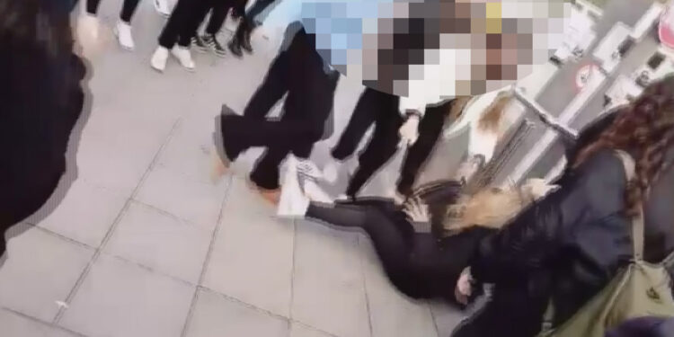 'Kıskançlık' nedeniyle okul arkadaşları tarafından darbedildi