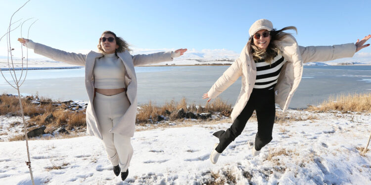 Kısmen donan Çıldır Gölü’nün ilk ziyaretçileri İstanbul’dan