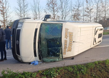 Kocaeli'de otomobil minibüse çarptı: 15 yaralı