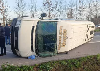 Kocaeli'de otomobil minibüse çarptı: 15 yaralı