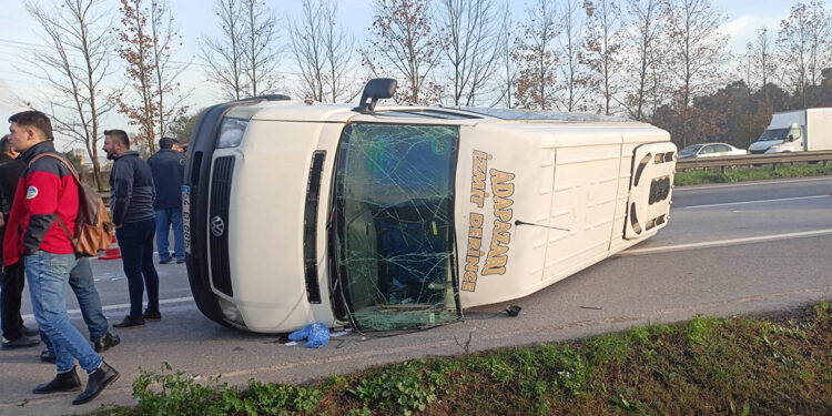 Kocaeli'de otomobil minibüse çarptı: 15 yaralı