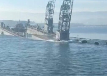Kocaeli'de yüzer havuz battı; 24 personel kurtarıldı