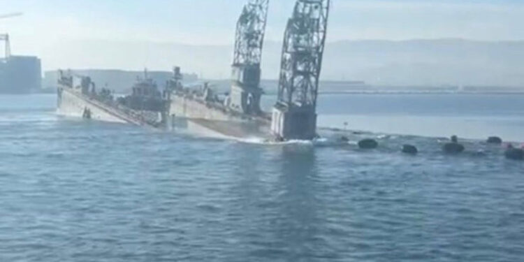 Kocaeli'de yüzer havuz battı; 24 personel kurtarıldı