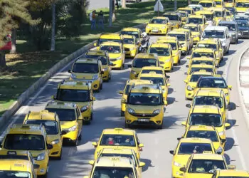Korsan taksicileri protesto için konvoy düzenledi
