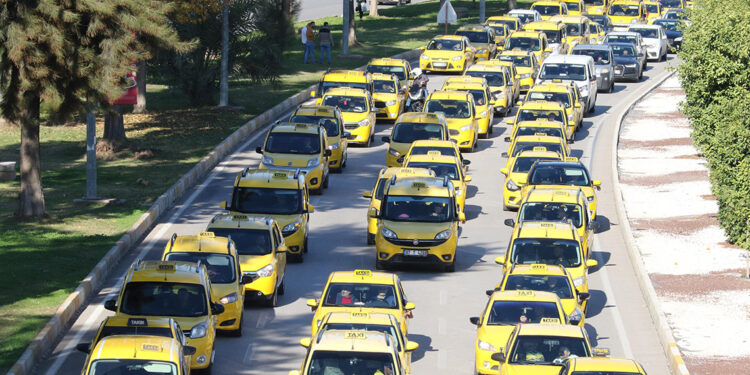 Korsan taksicileri protesto için konvoy düzenledi