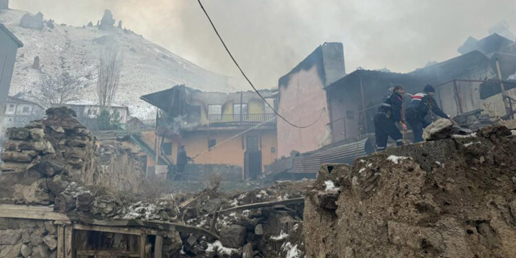 Közden çıkan yangın, 5 evi küle çevirdi