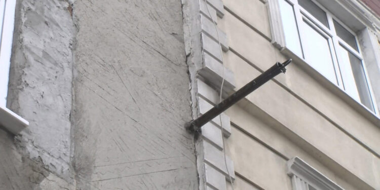 Küçükçekmece'de çatlak oluşan binada inceleme